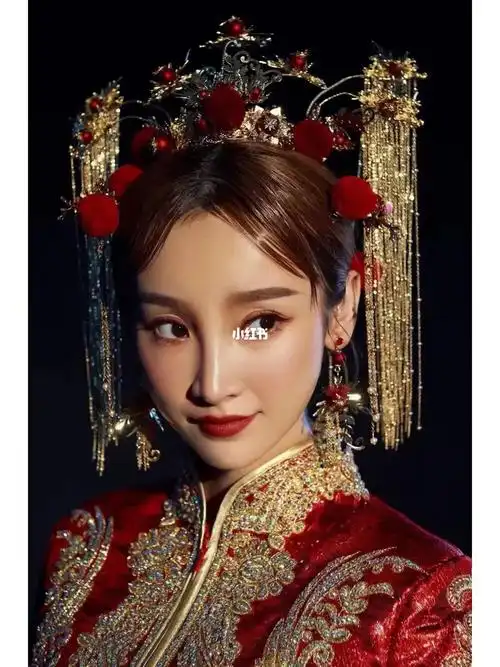 发髻想让你的中式新娘发型更添时尚气息,这款韩味十足的烫卷发复古风