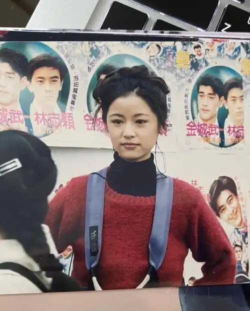 当时心如跟两大帅哥林志颖,金城武合拍电影《校园敢死队》,有传言指