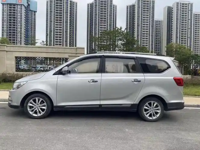 银色的宝骏730外形非常漂亮,内饰空间大得很!