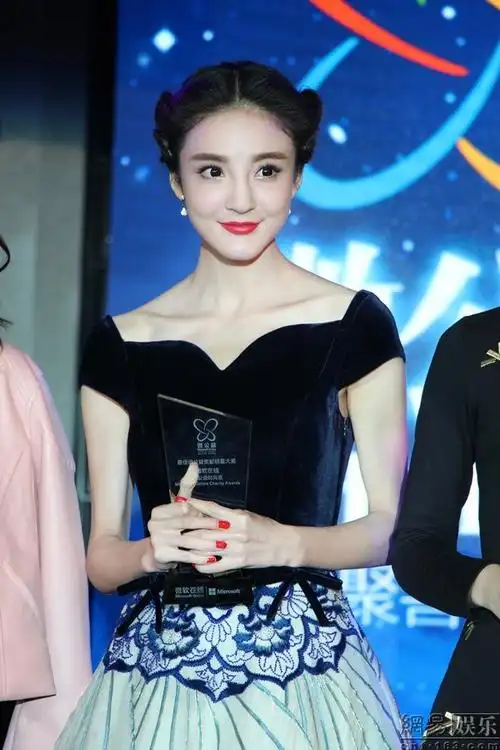 刘雨欣露背红裙亮相国剧盛典