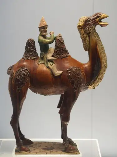 唐彩色釉陶骆驼载乐伎俑上海博物馆藏