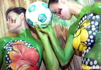 足球宝贝性感演绎世界杯人体彩绘(图)