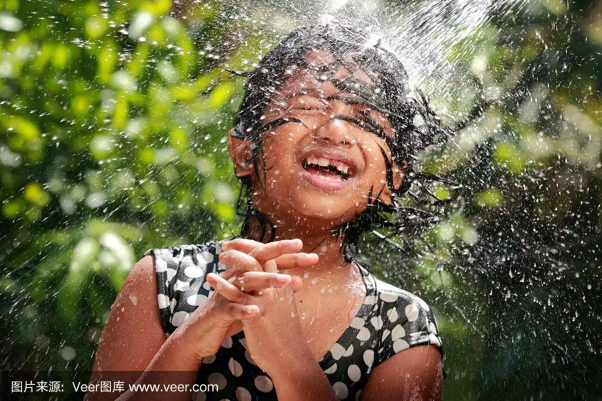 小女孩玩水