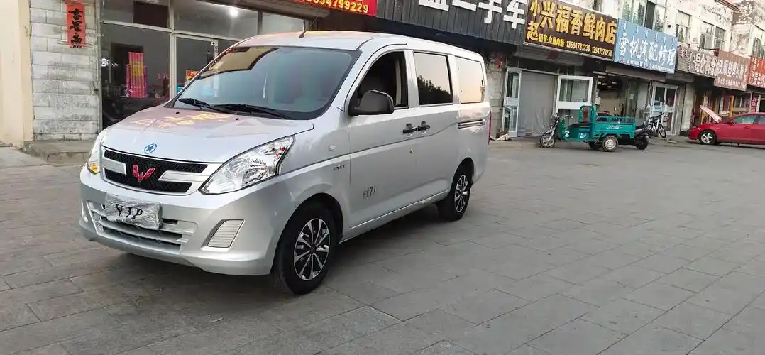 面包车.新到19年五菱荣光v,1.5排量,7座,车况精品,原 - 抖音