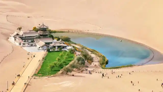 位于甘肃省河西走廊西端的敦煌市.