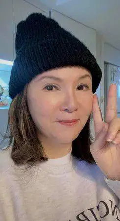 黄莺莺冬至曝冻龄自拍 一点也看不出真实年龄已经69岁