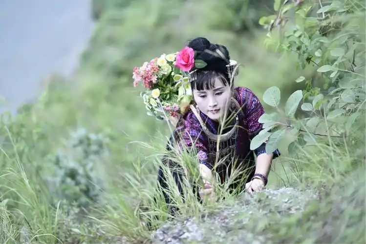 苗家女子不畏高山险阻,爬山采药.