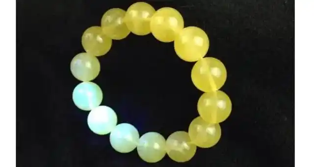 所谓二代蜜蜡,就是用蜜蜡粉压制在一起,形成的蜜蜡.