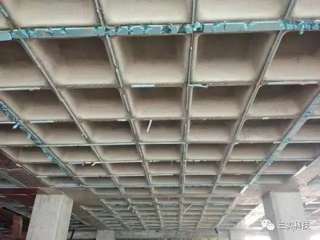 据统计,在同等设计荷载下,与一般楼板体系相比,密肋楼盖可节约