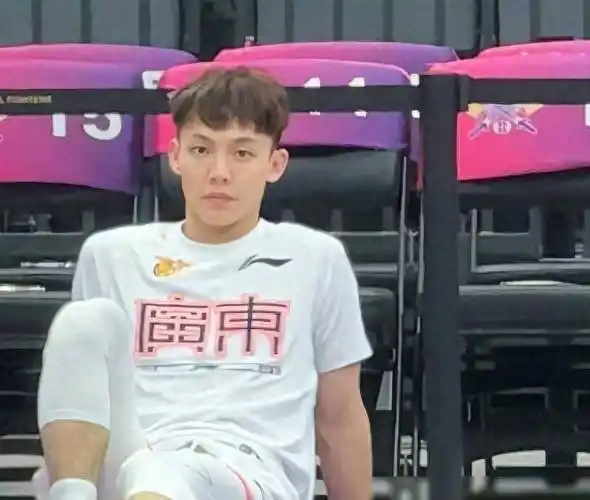 差点酿成70分大案徐杰崴脚带伤喜获新称号三特点助广东夺冠