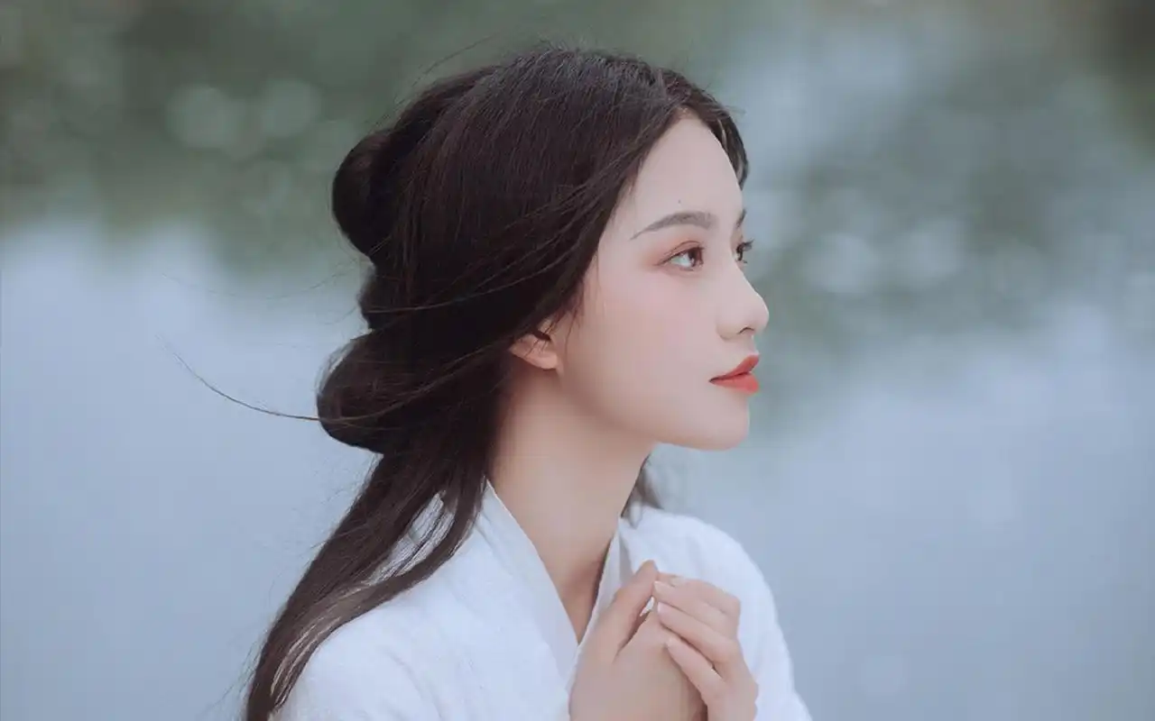 仙气飘飘白衣古代美女桃花林唯美写真