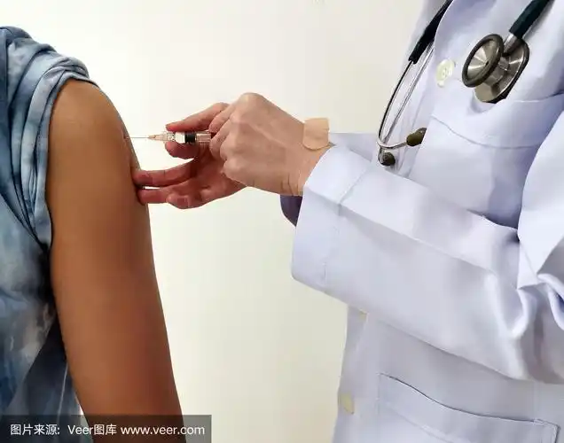 医生给病人注射疫苗.