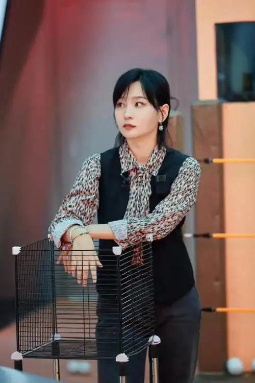 周笔畅密逃4豹纹衬衫造型剧照##周笔畅密逃4惊心offer上高清剧