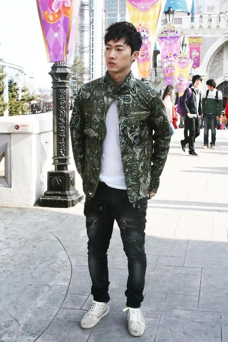 【2012.04.05】【明星】张佑赫街拍look 迷彩防风服吸引视线