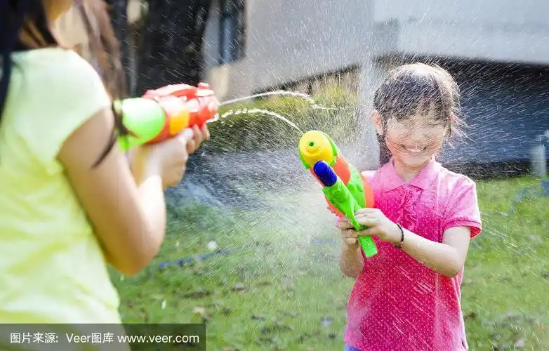 快乐的小女孩在公园里玩水枪