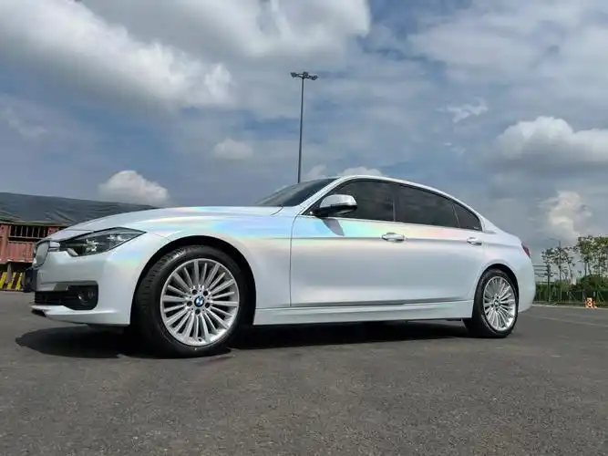 宝马3系装贴七彩镭射白改色膜