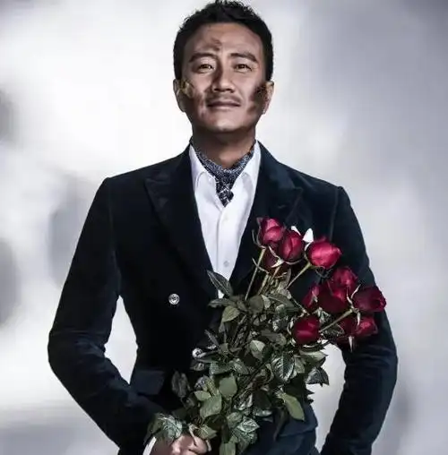 演员胡军,喝酒喝来个老婆,结婚22年零绯闻