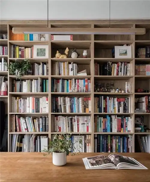 种现代人的生活工作无缝切换的体式,而传统的教父一样危坐的会客书房