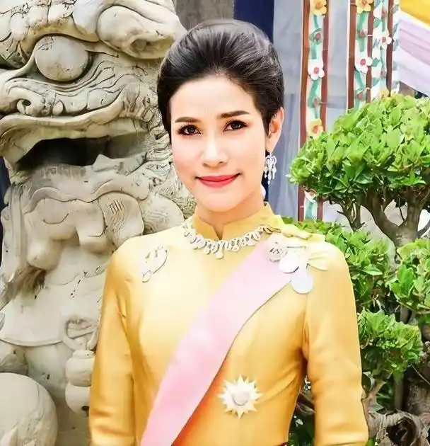 诗妮娜金色系穿搭好亮眼!气质挺霸气,"混搭"有泰式风情