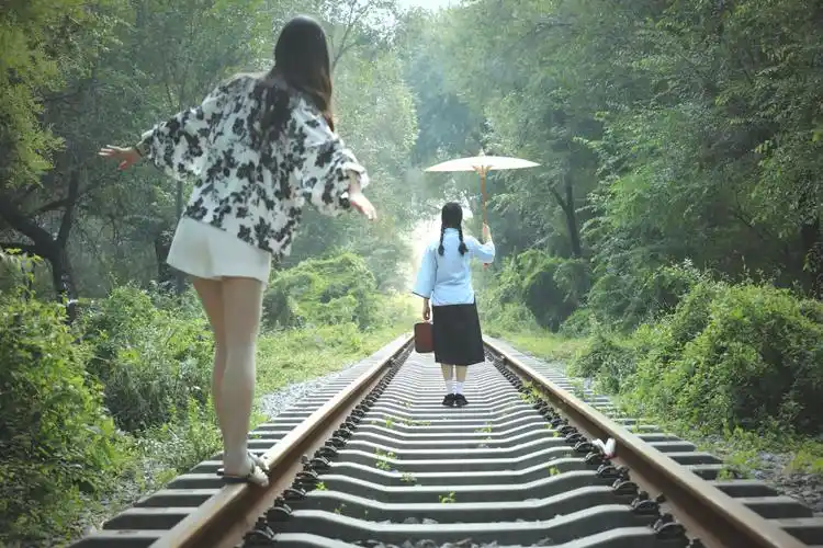 走在铁轨上 仿佛穿越了时空 那个夏天的感觉 浮现在眼前