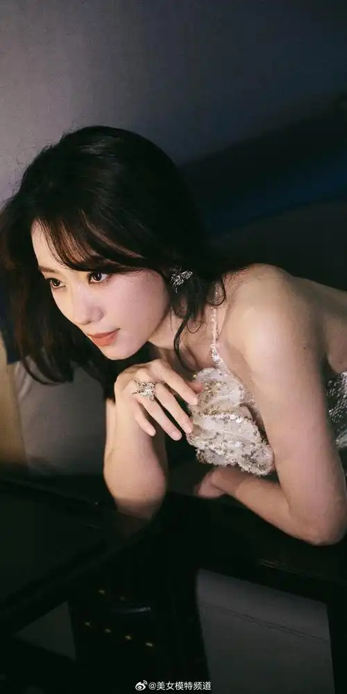 张小斐开叉长裙美丽动人