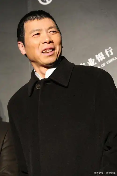 马未都送礼犯忌讳,冯小刚一个举动体现出了他极高的情商