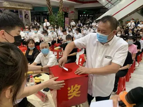 领导们抽取本场幸运观众参加抽奖