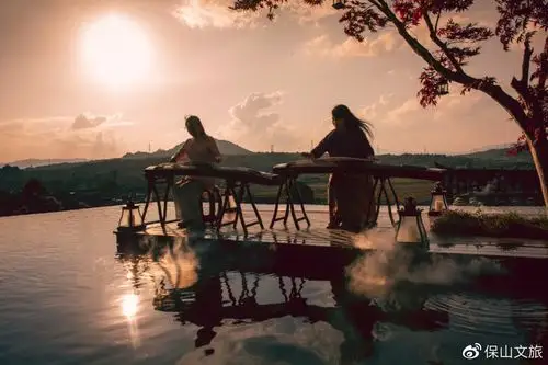 在和顺:美丽晚霞与古筝女子邂逅