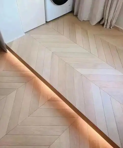 橡木鱼骨拼茶白色地板地台怎么做才漂亮