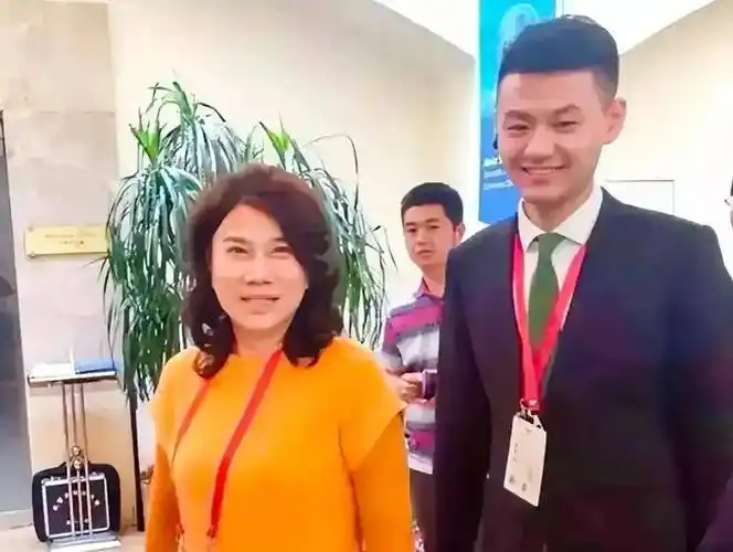 "单亲妈妈"董明珠唯一儿子,月薪5000,却拒入格力,41岁仍未娶_生活_董