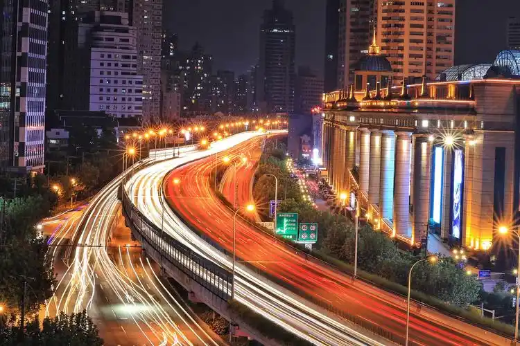 川流不息的夜色