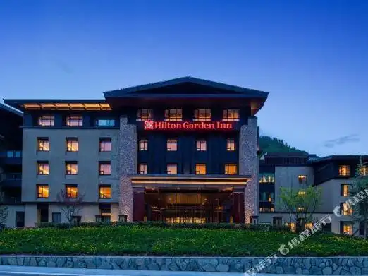 县漳扎镇郎寨村九寨鲁能希尔顿度假酒店九寨沟鲁能希尔顿酒店包括