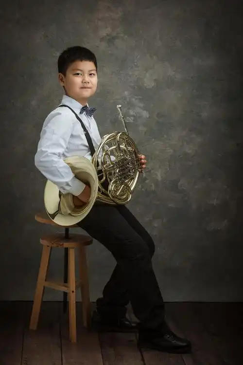 儿童摄影吹圆号的男孩