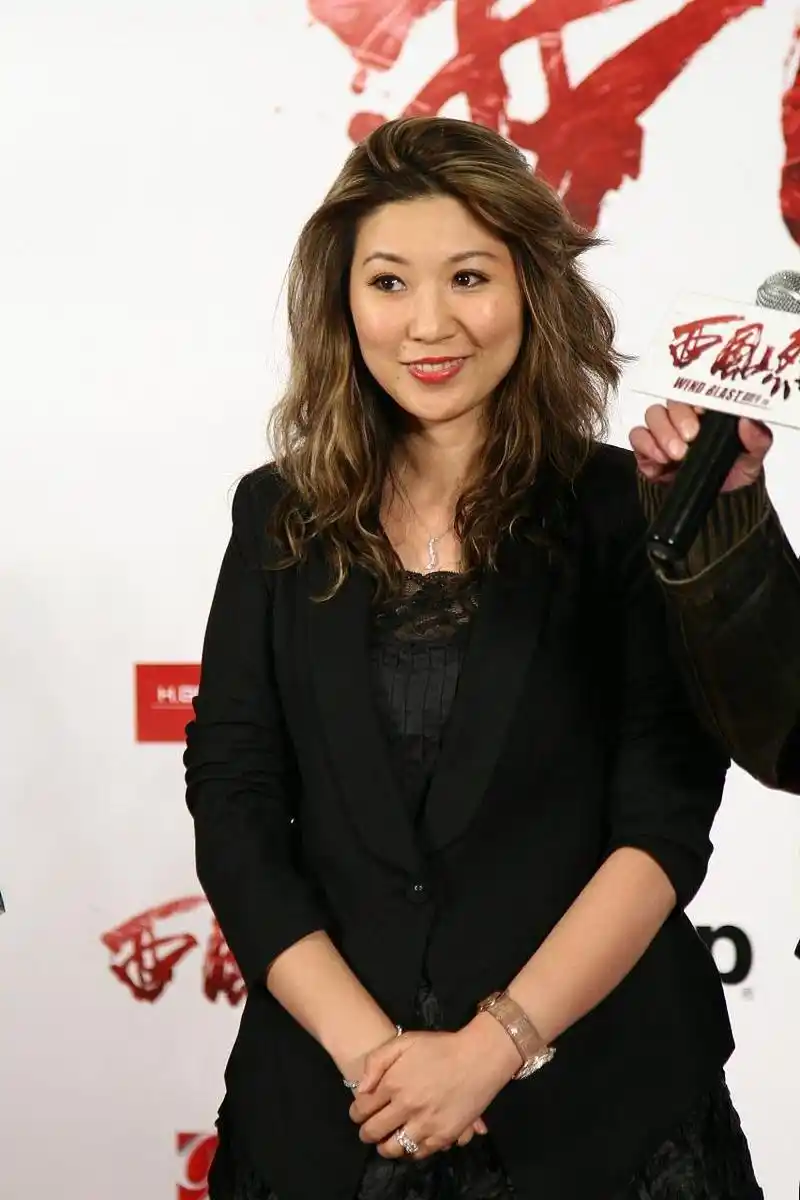 然而,正当他们在歌唱事业上蒸蒸日上的时候,妹妹思浓与导演郎昆的离婚