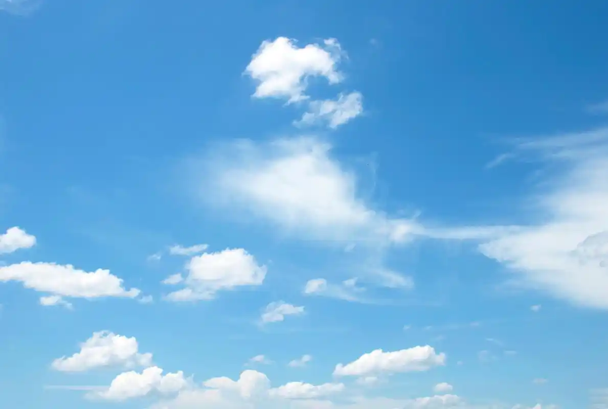 如果有一天,有人给你发天空的照片,你不要随便回一句"好看",一定要