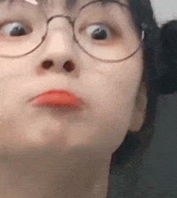 原创搞笑美女动态图gif女同事说我还很小不适合做男朋友