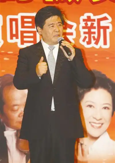 王洁实要开个唱了:5月4日,他将在人民大会堂举行"母亲的微笑"个人演唱