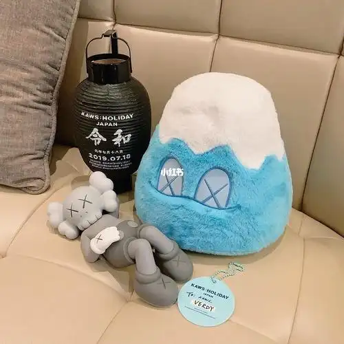 明星同款kawsholiday抱枕玩偶可爱摆件日