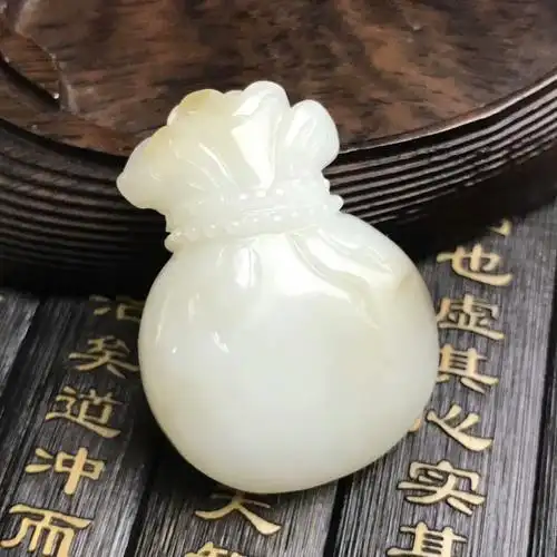 守望新疆和田玉俏色福袋吊坠挂件细腻油润脂粉足纯净无瑕疵重28克