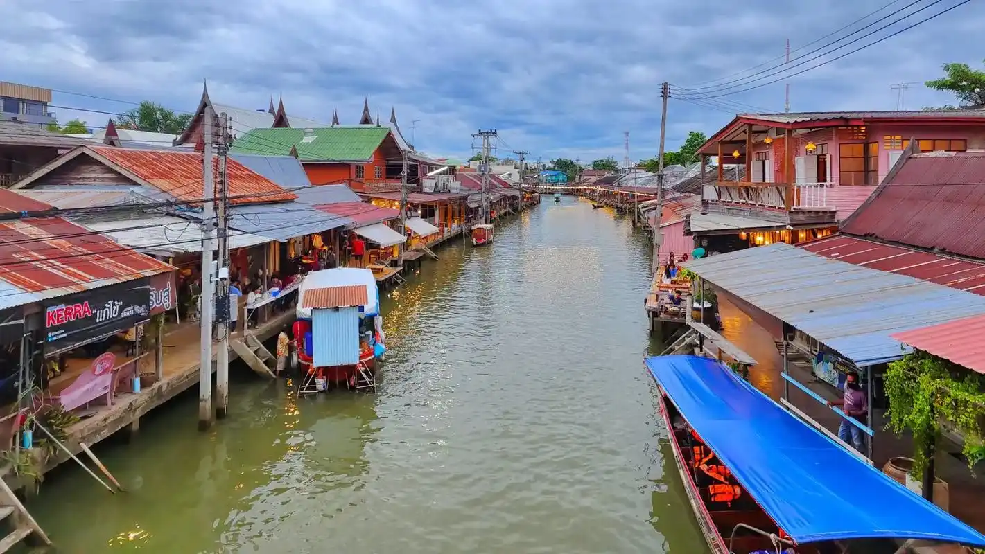 泰国安帕瓦水上市场