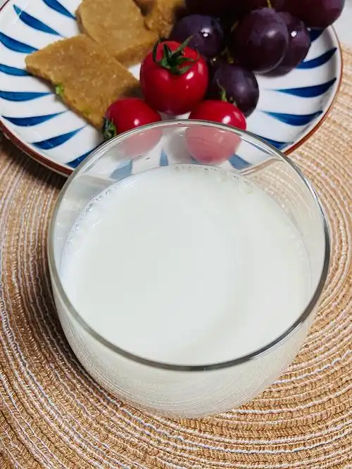 早餐温州矮人松糕,热牛奶,巨峰葡萄,圣女果