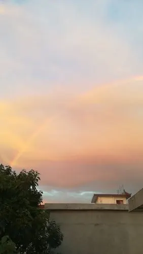 那么美的彩虹,给人一种不真实感.