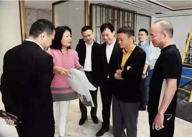 马云参观复星董事长郭广昌办公室,办公桌后的一幅画引起马云的注意