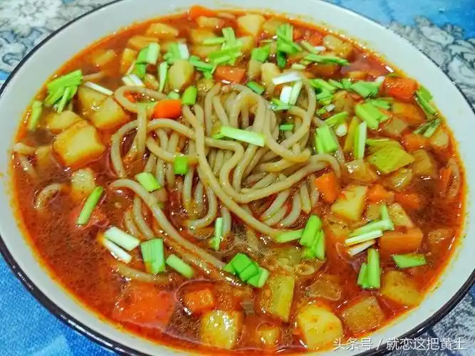 床子面,意即用一种叫"床子"的木制工具利用杠杆原理压制的一种面条