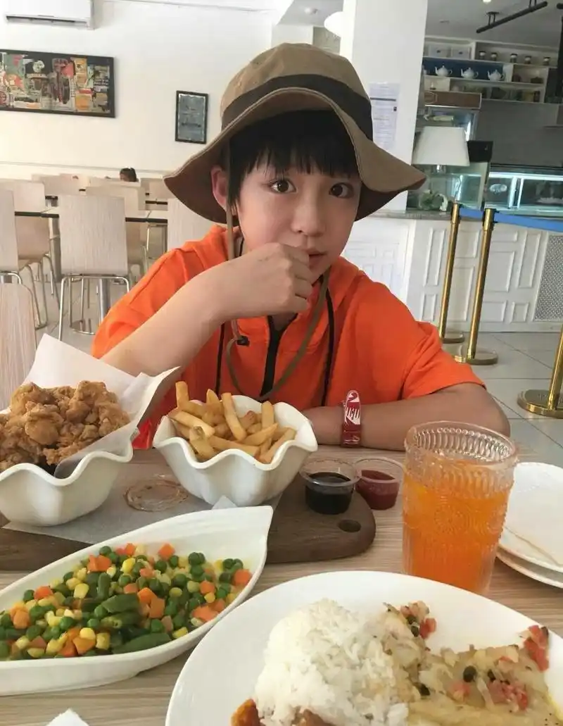 演过文章儿子的朱佳煜,都长这么大了,像个小姑娘一样秀气