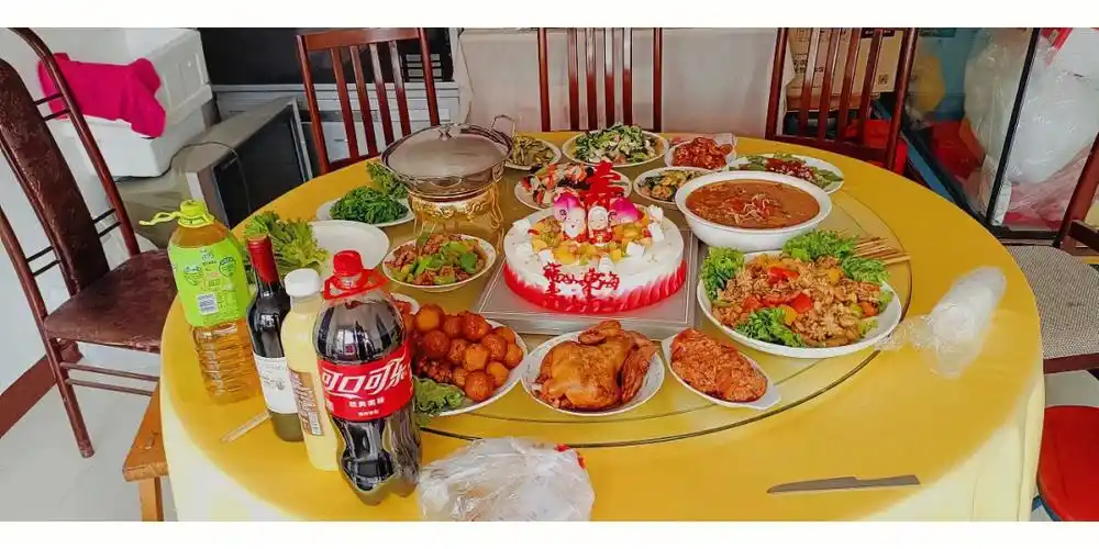 绝对都是本人自己做的从一个月以前就开始筹备整个寿宴的菜品大约500