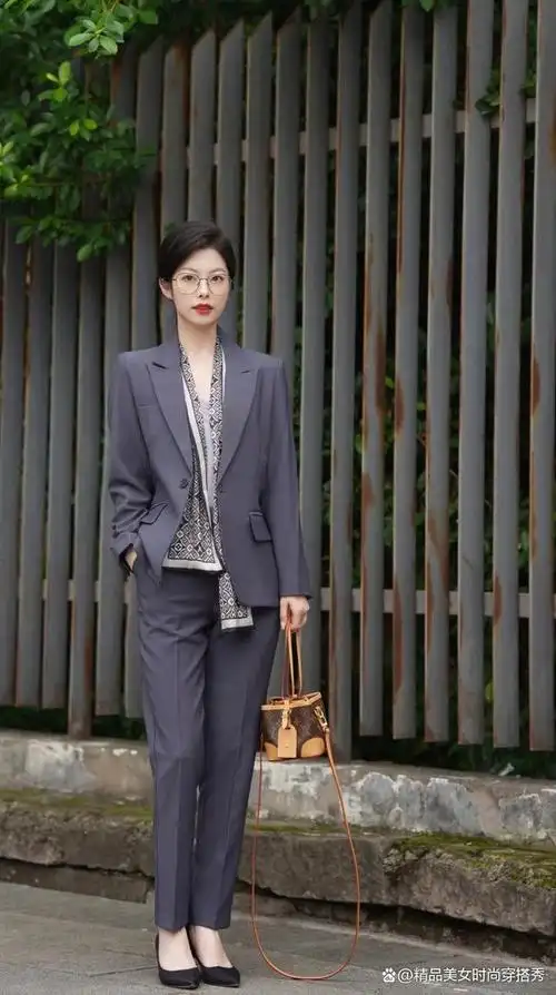 职场女性的优雅生活,从一身精致的西装开始,在匆忙的都市生活节奏里