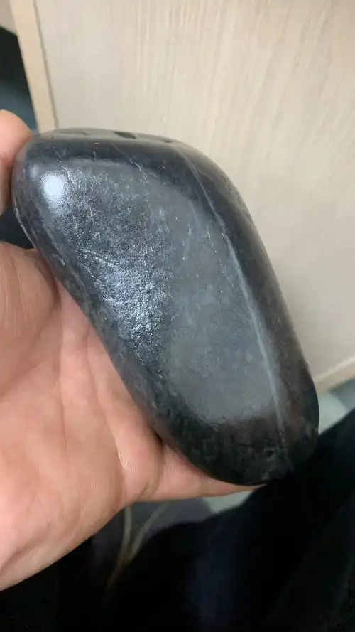 6克,和田玉籽料墨玉一线天原石,天然形状,可以做个小原石摆件,也可以