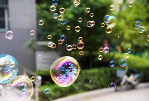 漂浮在空中的彩色泡泡