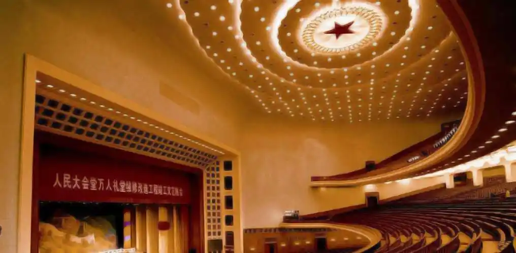 人民大会堂举办国宴,天花板上却藏着50个人准备灭火,发生了何事